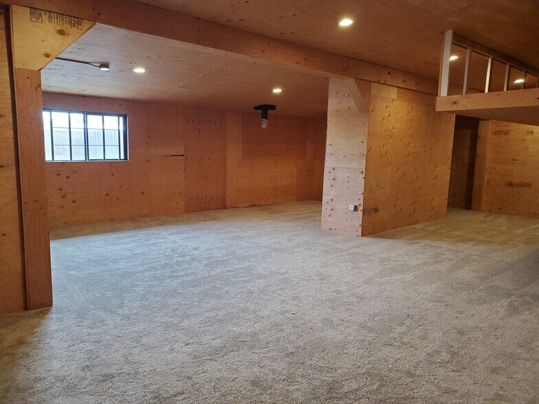 More Photos Of 3511 Boone Rd SE, Salem Distribution For Sale