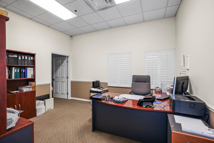 More Photos Of 1555 Sunshine Dr, Clearwater Warehouse For Sale