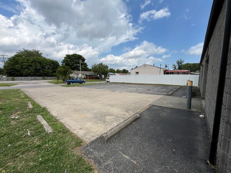 More Photos Of 1115 Lawrence Dr, Columbus Warehouse For Lease