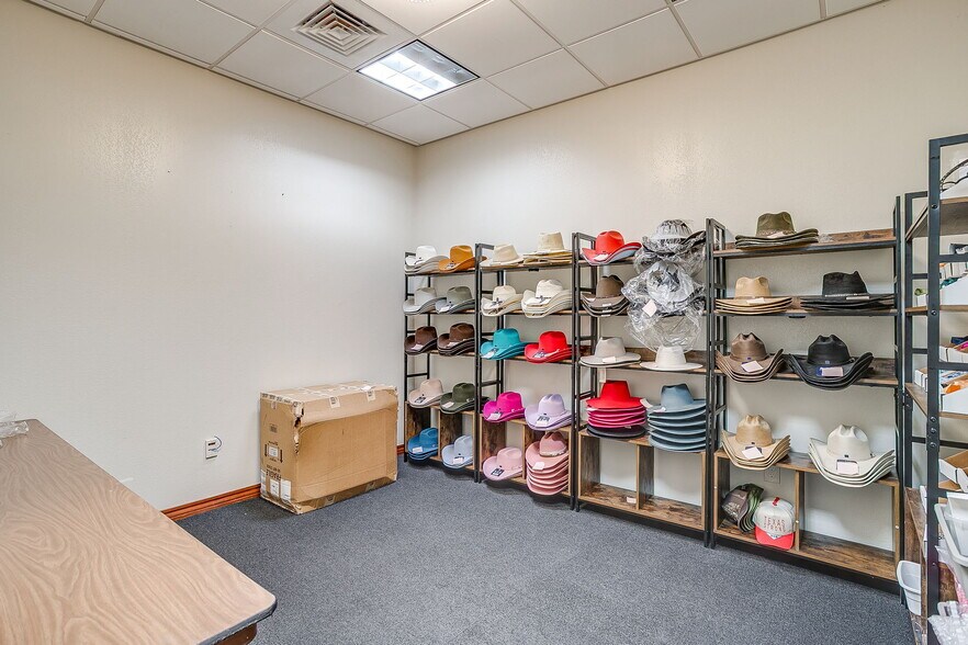 More Photos Of 914 N Sylvania Ave, Fort Worth Medical For Lease