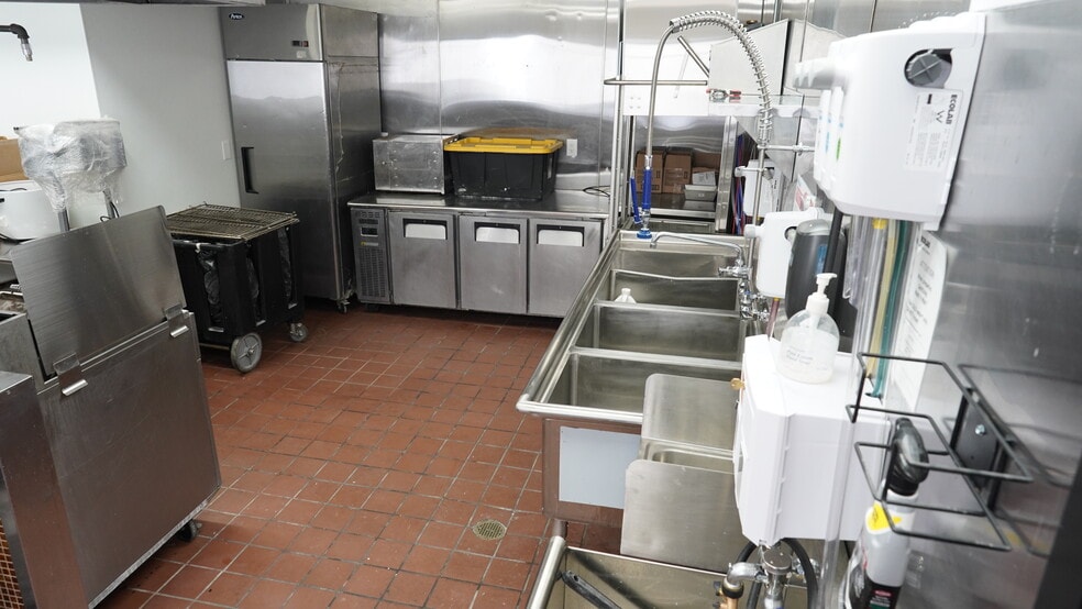 More Photos Of 16616 Ventura Blvd, Encino Restaurant For Lease