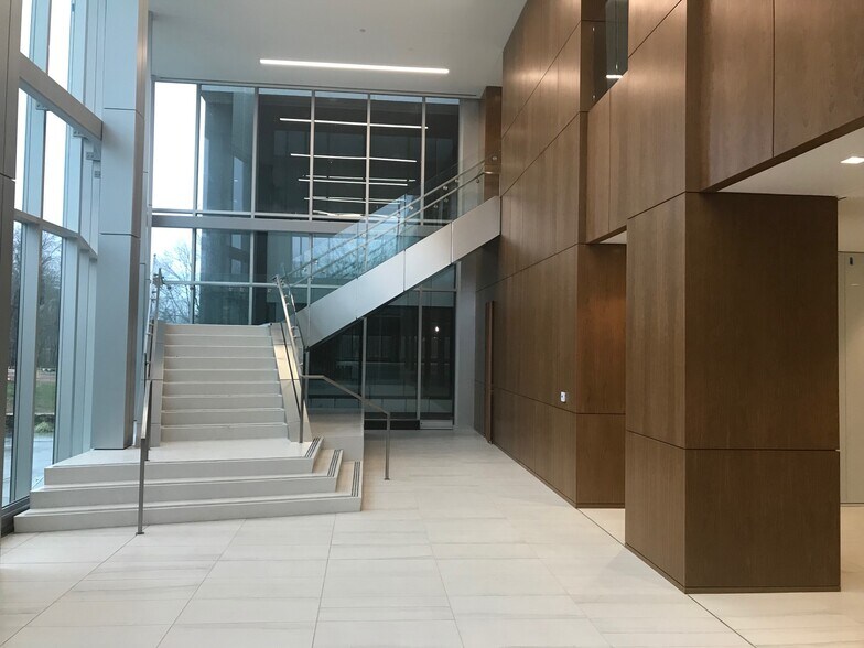 More Photos Of 401 McCullough Dr, Charlotte Office For Sale