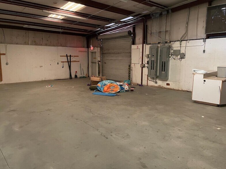More Photos Of 160 Hampton St, McDonough Freestanding For Sale