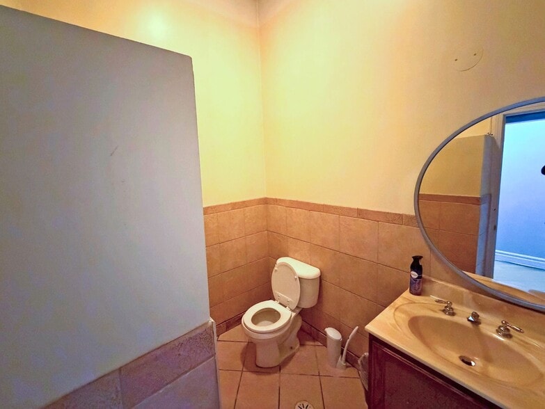 More Photos Of 953 N Ashland Ave, Chicago Storefront Retail Residential For Sale