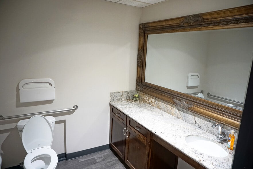 More Photos Of 639 S Glenwood Pl, Burbank Office For Lease