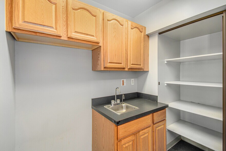 More Photos Of 18340 Middlebelt Rd, Livonia Office For Sale