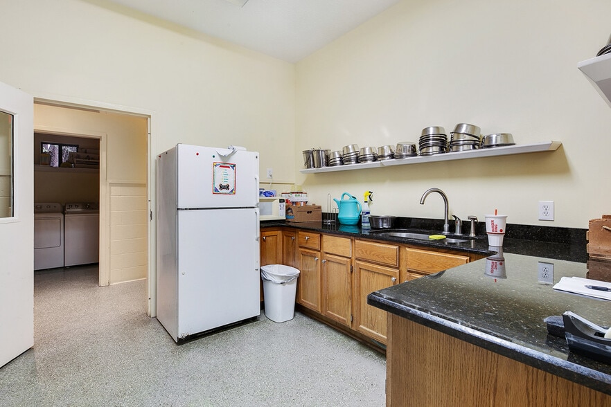 More Photos Of 22 Jefferson Pl, Newnan Veterinarian Kennel For Sale