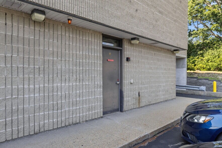 More Photos Of 175 Amherst St, Nashua Freestanding For Lease