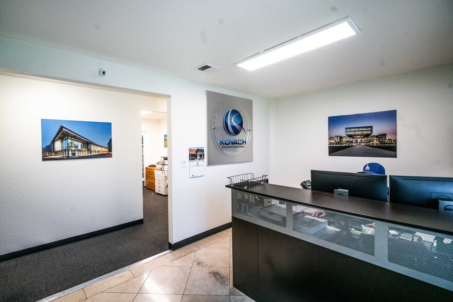 More Photos Of 2141 S DuPont Dr, Anaheim Warehouse For Lease