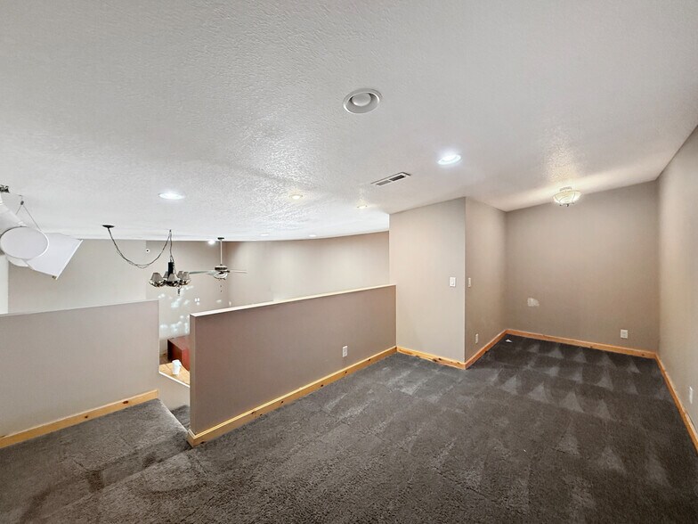 More Photos Of 10980 NE Hubbell Rd, Maxwell Industrial For Sale