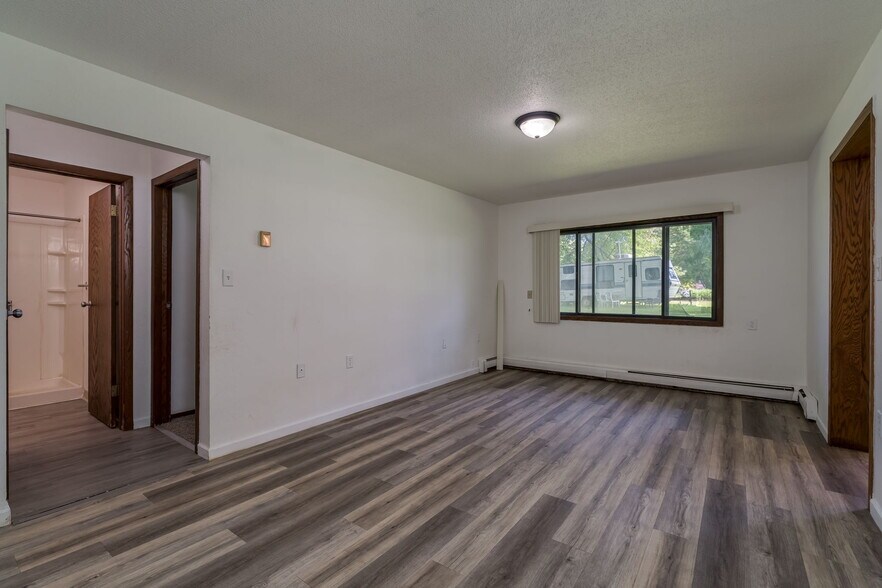 More Photos Of 3200 S Maple Ave, Slayton Apartments For Sale