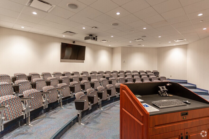 More Photos Of 50 E Rivercenter Blvd, Covington Office For Sale