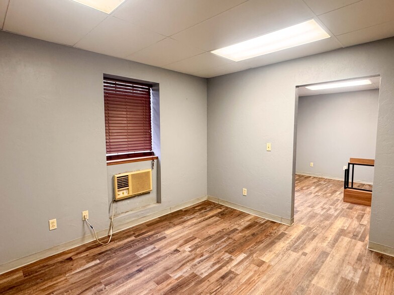 More Photos Of 3561-3569 MacDonnell Dr, Norman Warehouse For Lease