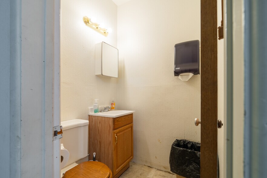 More Photos Of 656 W Lancaster Blvd, Lancaster Restaurant For Sale