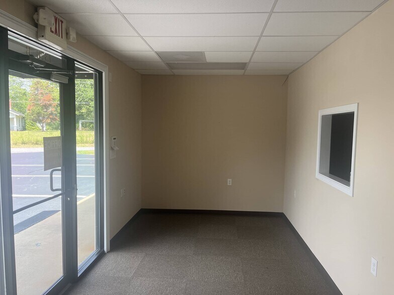 More Photos Of 1378 W Cherokee Rd, Blacksburg Unknown For Lease