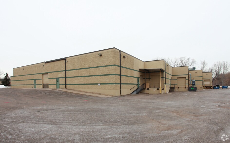 More Photos Of 3980-3988 N Quebec Ave, New Hope Warehouse For Lease