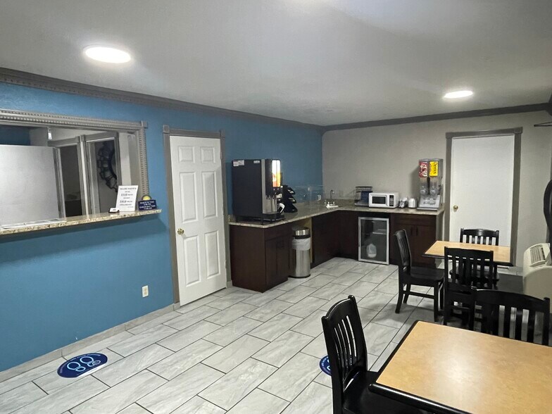 More Photos Of 1901 E 1st St, Pratt Hotel For Sale