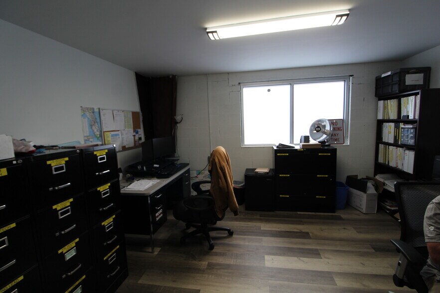 More Photos Of 3230 E 59th Dr, Bradenton Distribution For Lease