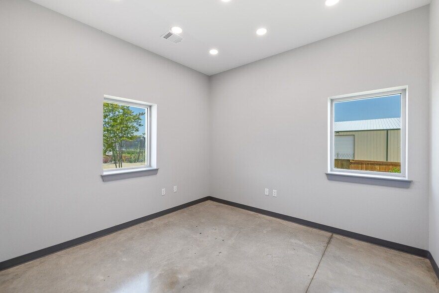 More Photos Of 10265 State Highway 30, Bryan Warehouse For Lease