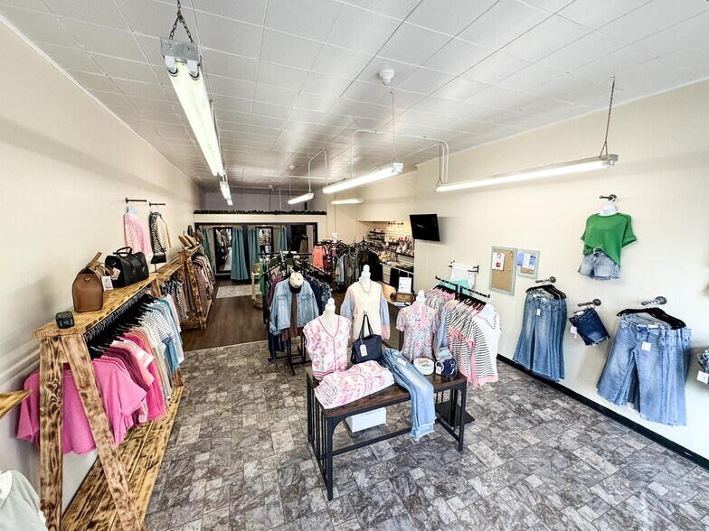 More Photos Of 203 W Madison St, Pontiac Storefront Retail Residential For Sale