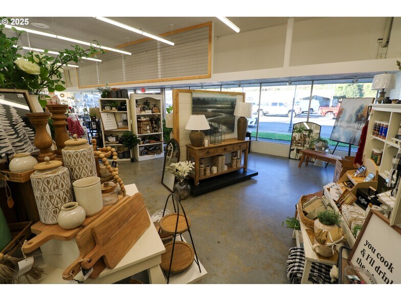 More Photos Of 790 N Bayshore Dr, Coos Bay Freestanding For Sale