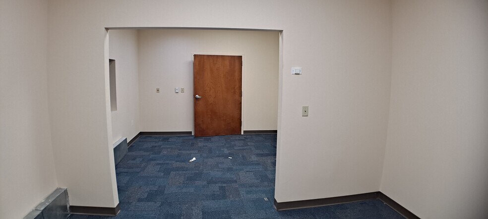 More Photos Of 5000 Park St N, Saint Petersburg Flex For Lease