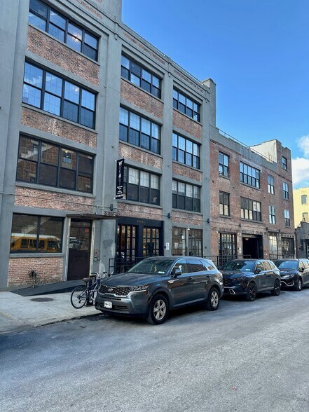 More Photos Of 36 Waverly Ave, Brooklyn Showroom For Lease