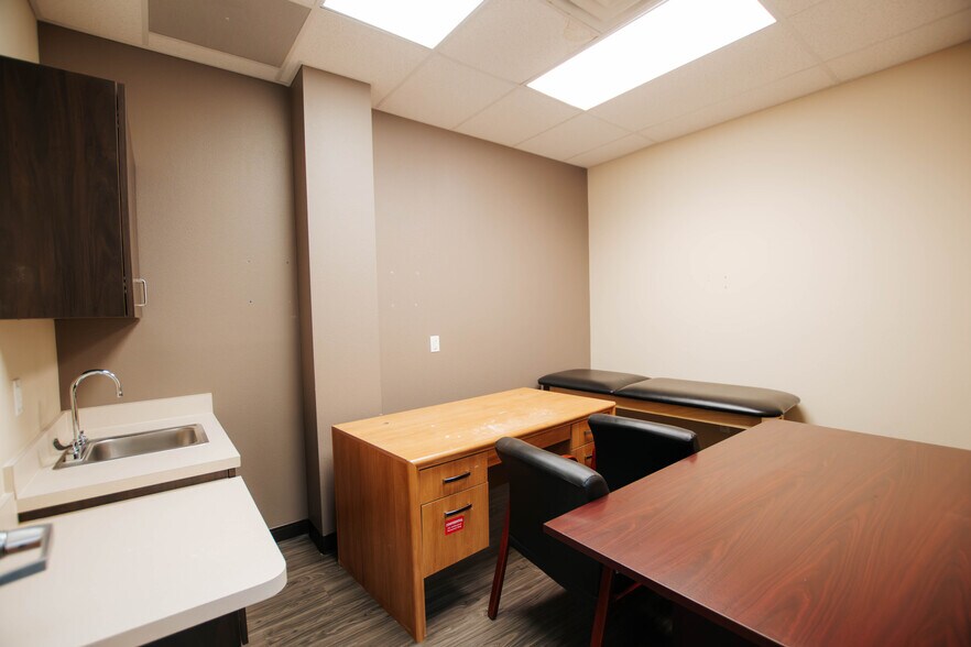 More Photos Of 9870 N Gateway Blvd, El Paso Office For Lease