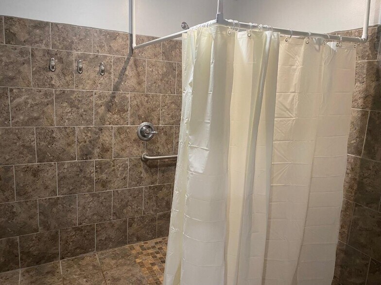 More Photos Of 265 Industrial Blvd, Toano Warehouse For Lease