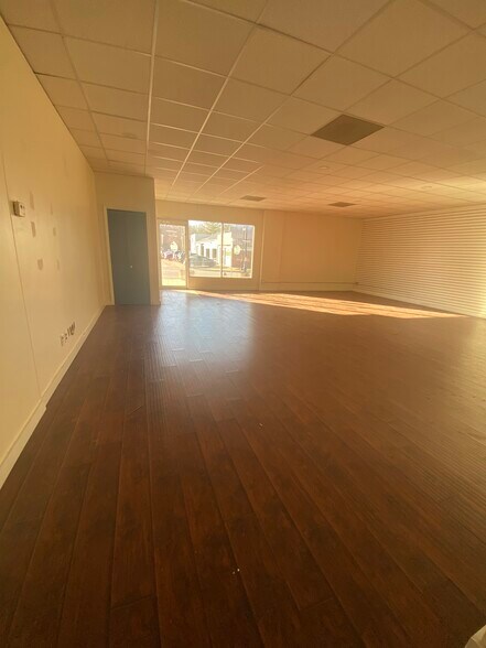 More Photos Of 5805-5809 Merriam Dr, Merriam Showroom For Lease