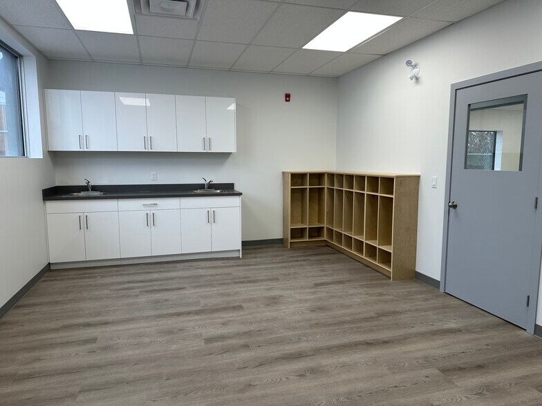 More Photos Of 10117 158th St NW, Edmonton Auto Repair For Sale