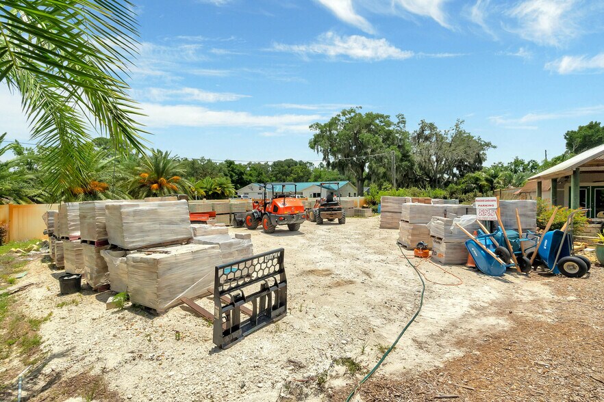 More Photos Of 8440 County Road 48, Yalaha Freestanding For Sale