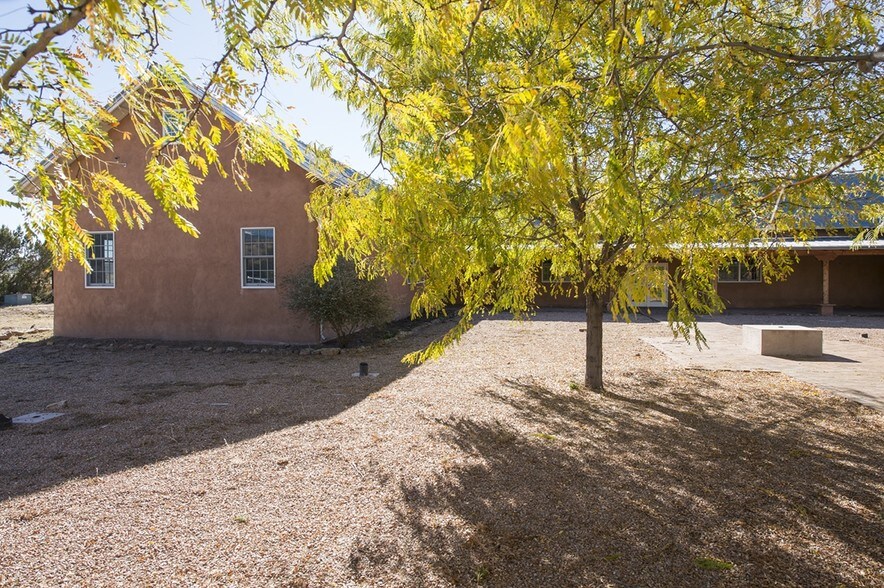 More Photos Of 5 Banana Ln, Santa Fe Freestanding For Lease