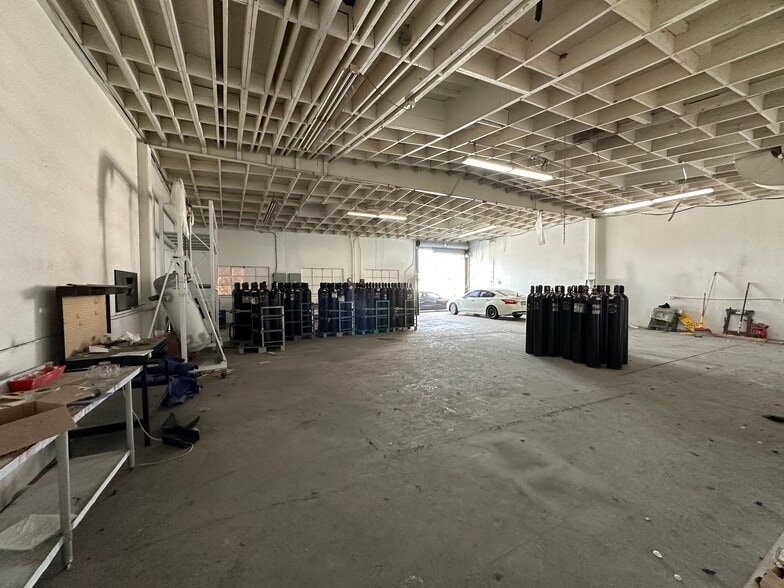 More Photos Of 5107-5109 E Washington Blvd, Commerce Manufacturing For Lease