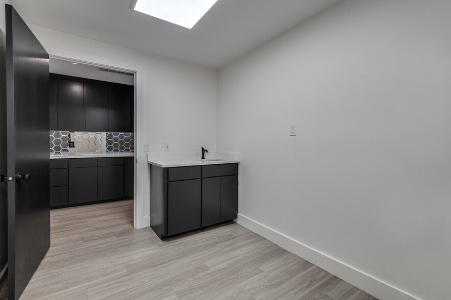 More Photos Of 6550 Lemmon Ave, Dallas Storefront Retail Office For Lease