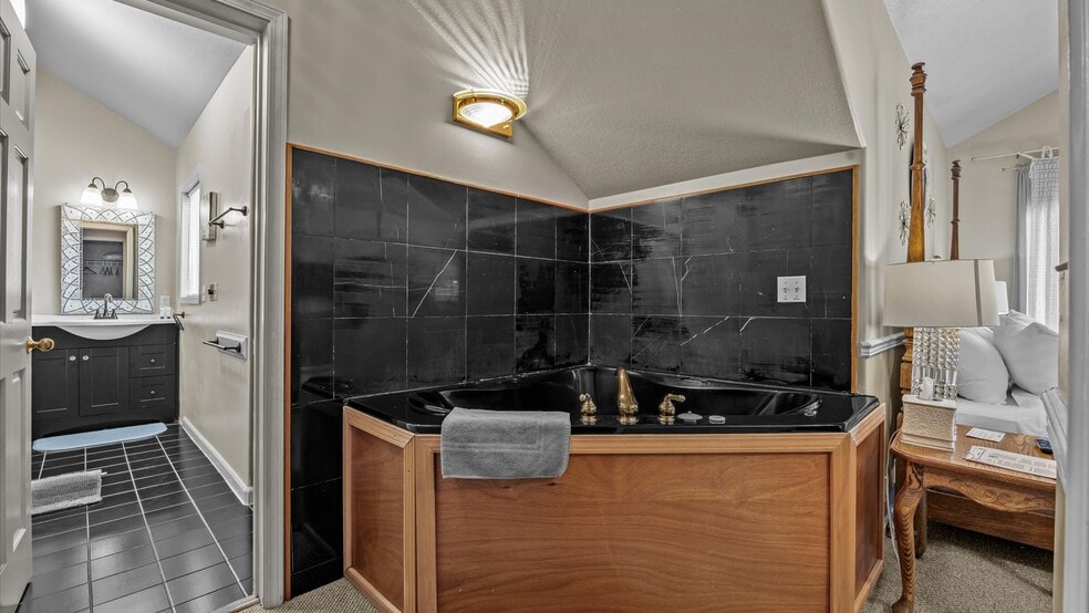 More Photos Of 118 6TH Ave, Ouray Hotel For Sale