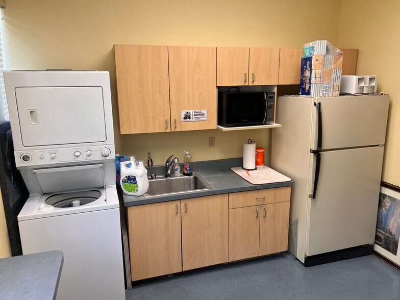 More Photos Of 8867 W Flamingo Rd, Las Vegas Office For Sale