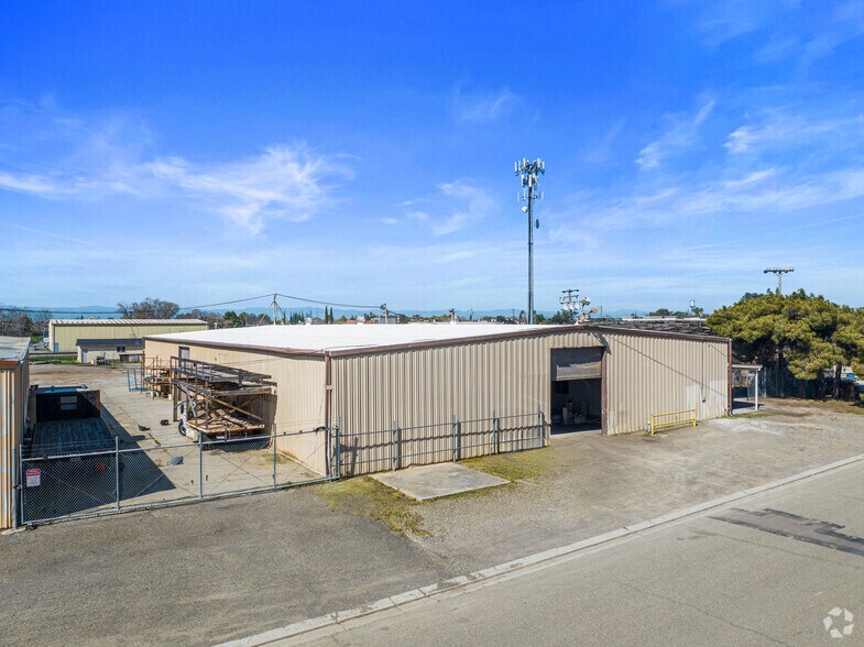 More Photos Of 2037 L St, Newman Industrial For Lease