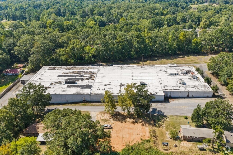 More Photos Of 300 N Newton Ave, Newton Manufacturing For Sale
