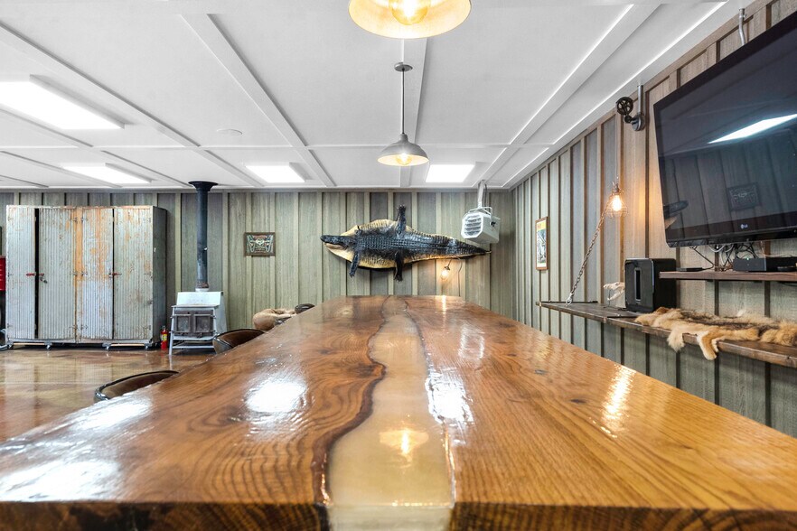 More Photos Of 11155 Hubbard Rd, Kansas City Flex For Sale