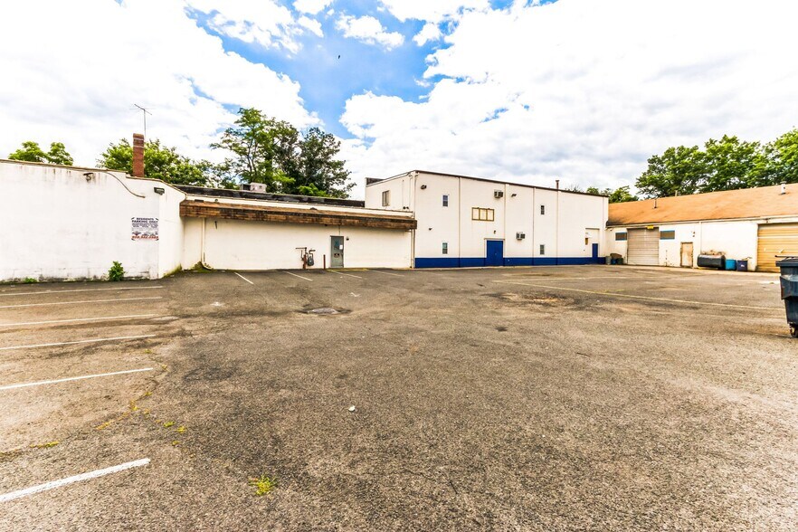 More Photos Of 200 W 4th St, Plainfield Light Distribution For Lease