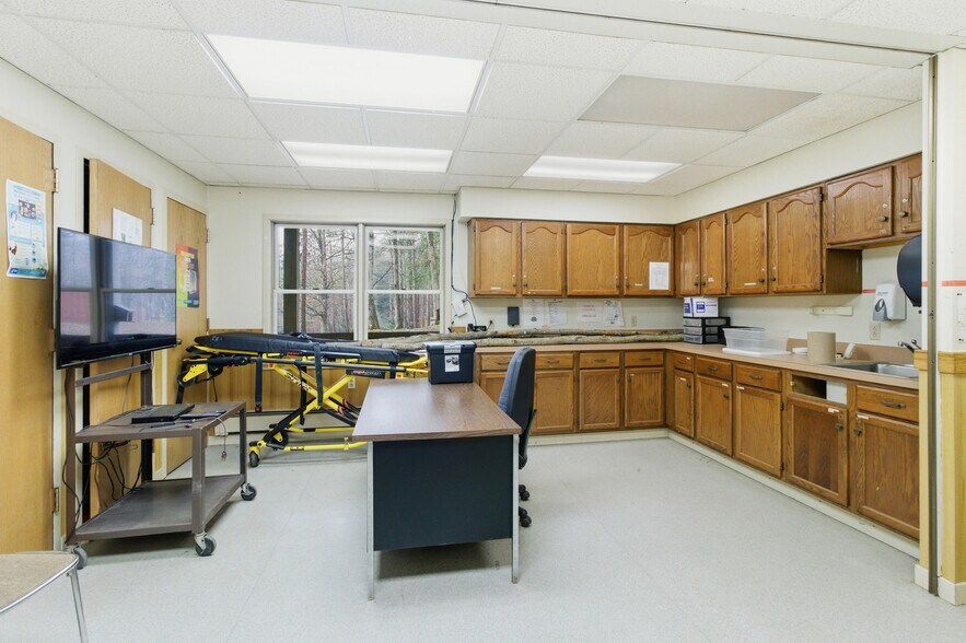 More Photos Of 89 Nolan Rd, Penfield General Retail For Sale