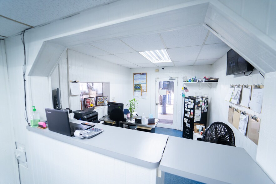 More Photos Of 8420 N Florida Ave, Tampa Auto Repair For Sale