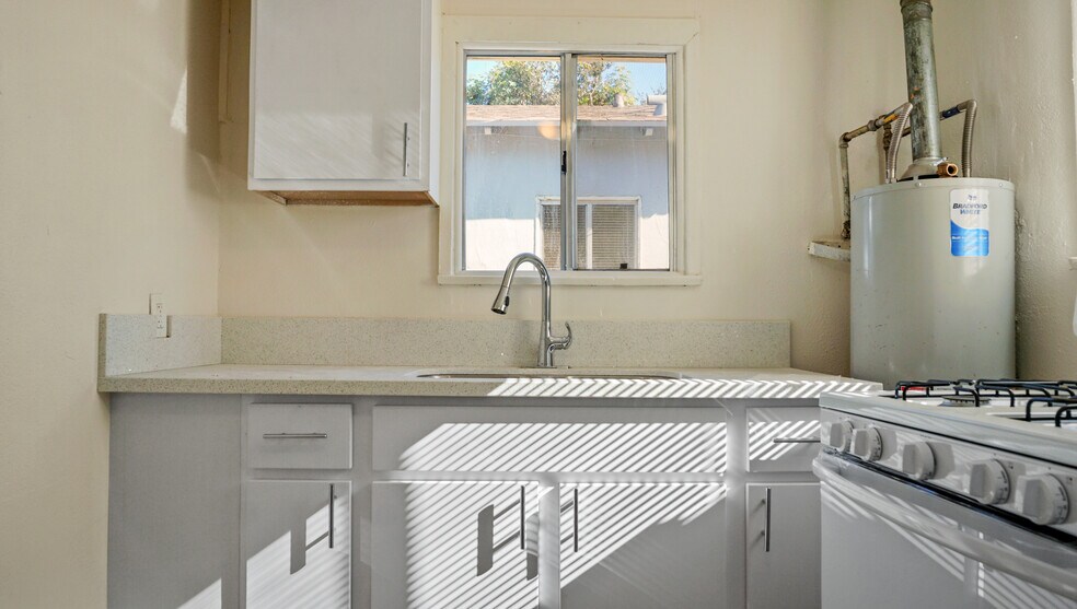 More Photos Of 920 W 3rd St, Pomona Apartments For Sale