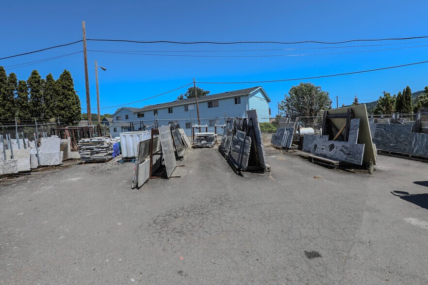 More Photos Of 403 NE Winchester St, Roseburg Freestanding For Sale