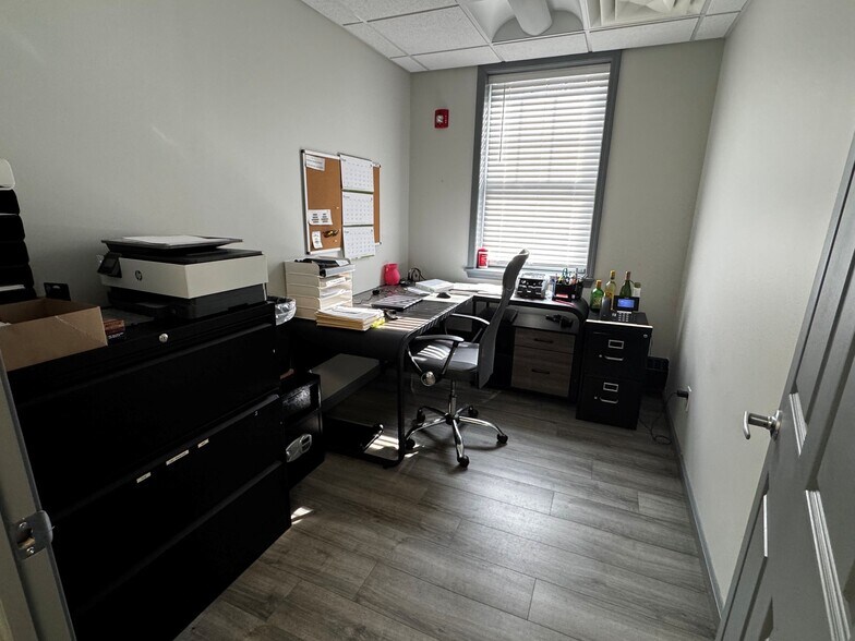 More Photos Of 70 Ridge Rd, Ontario Showroom For Lease