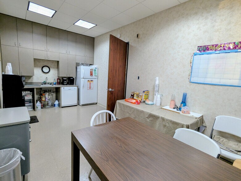 More Photos Of 13811 Murphy Rd, Stafford Bank For Lease