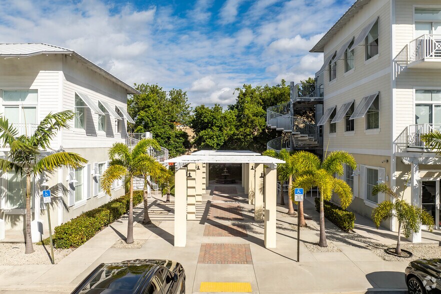 More Photos Of 15801 Biscayne Blvd, North Miami Beach Unknown For Lease