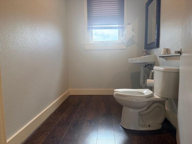 More Photos Of 415 W Goodwin St, Pleasanton Storefront Retail Office For Lease