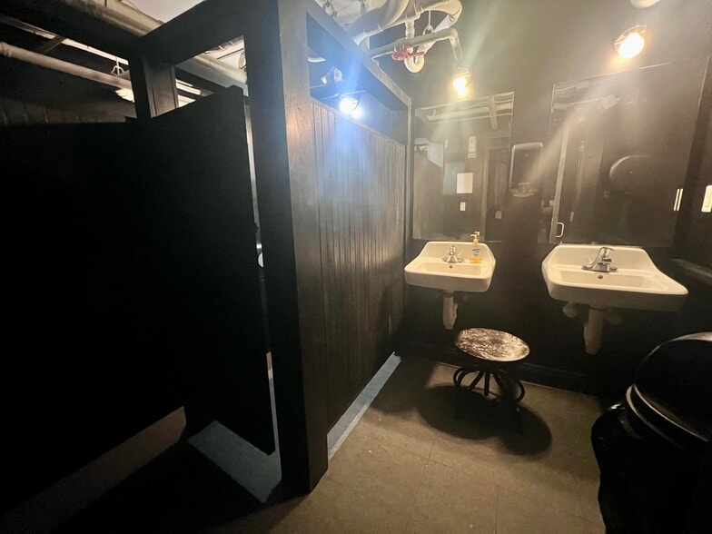 More Photos Of 95 S Main St, Memphis Storefront Retail Office For Lease